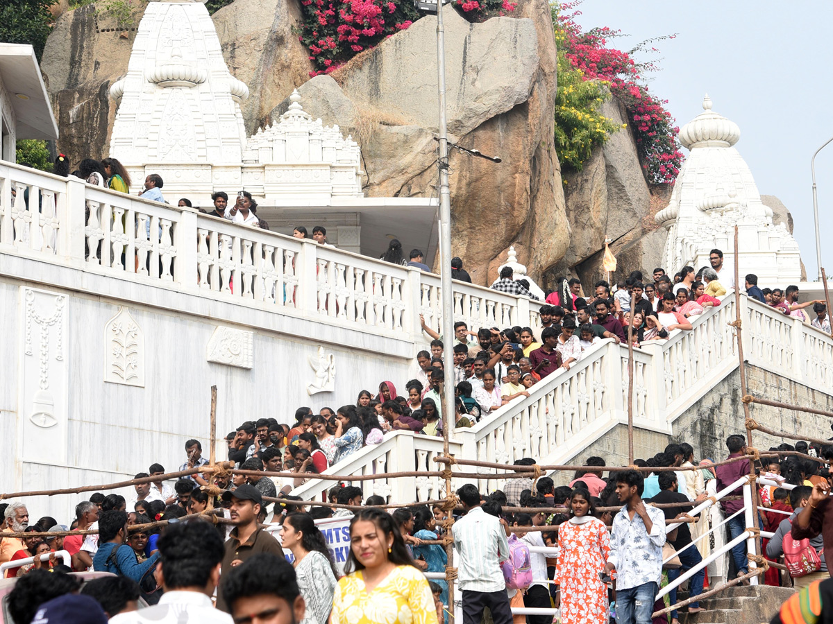 Huge Rush of Devotees At Hyderabad Birla Mandir on New Year Day Photos15