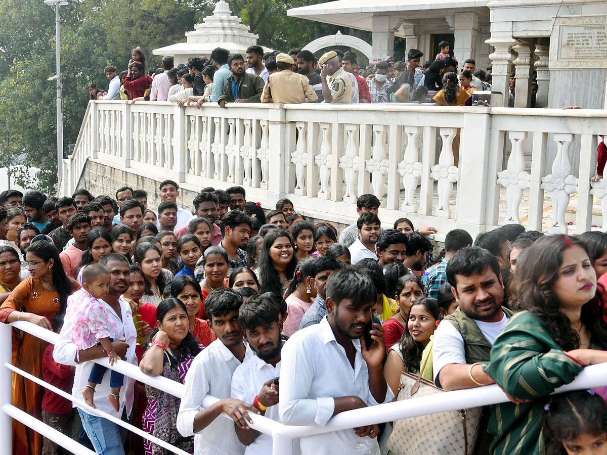 Huge Rush of Devotees At Hyderabad Birla Mandir on New Year Day Photos17