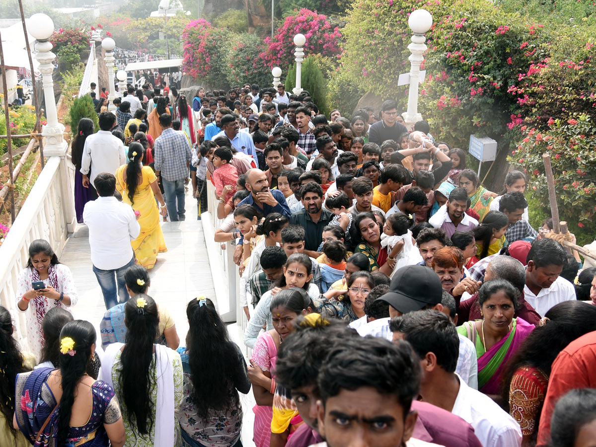 Huge Rush of Devotees At Hyderabad Birla Mandir on New Year Day Photos18
