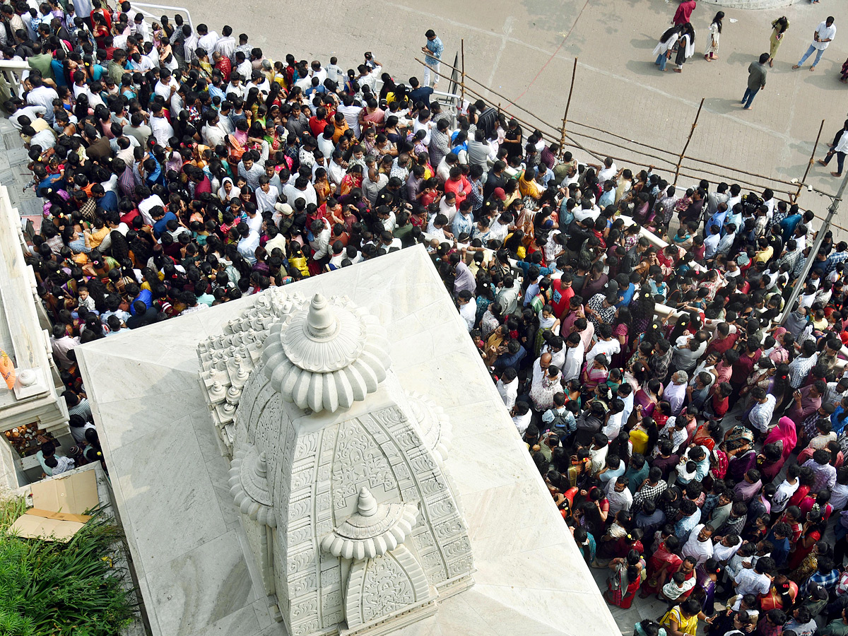 Huge Rush of Devotees At Hyderabad Birla Mandir on New Year Day Photos19
