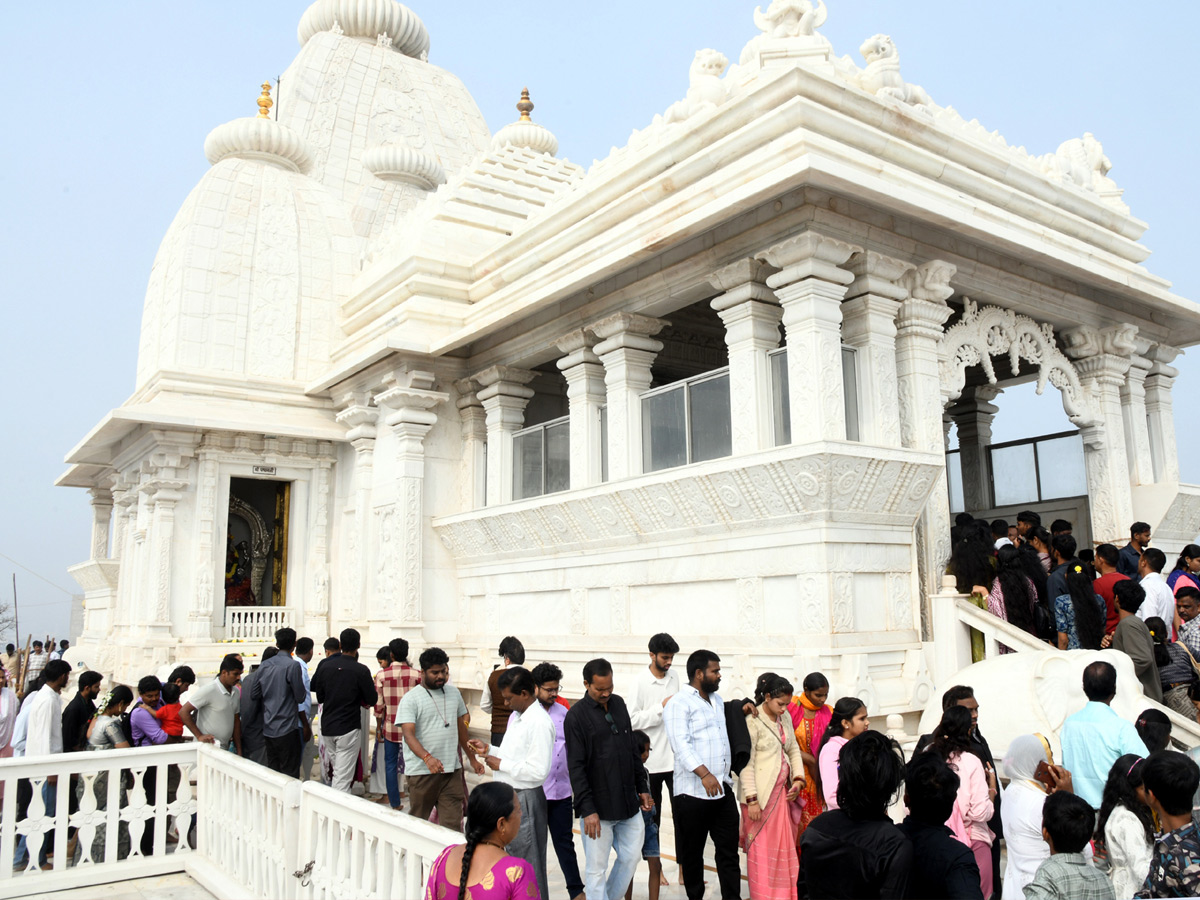 Huge Rush of Devotees At Hyderabad Birla Mandir on New Year Day Photos4