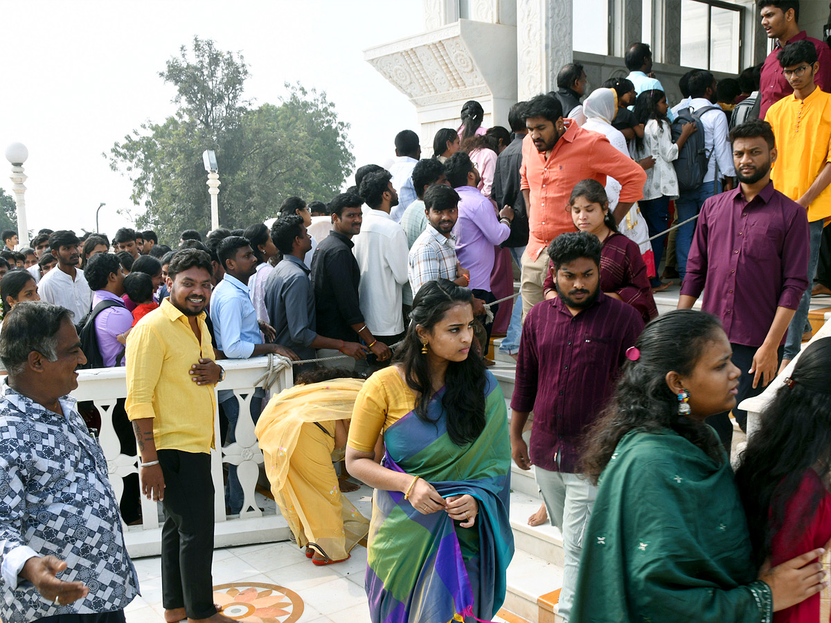 Huge Rush of Devotees At Hyderabad Birla Mandir on New Year Day Photos5