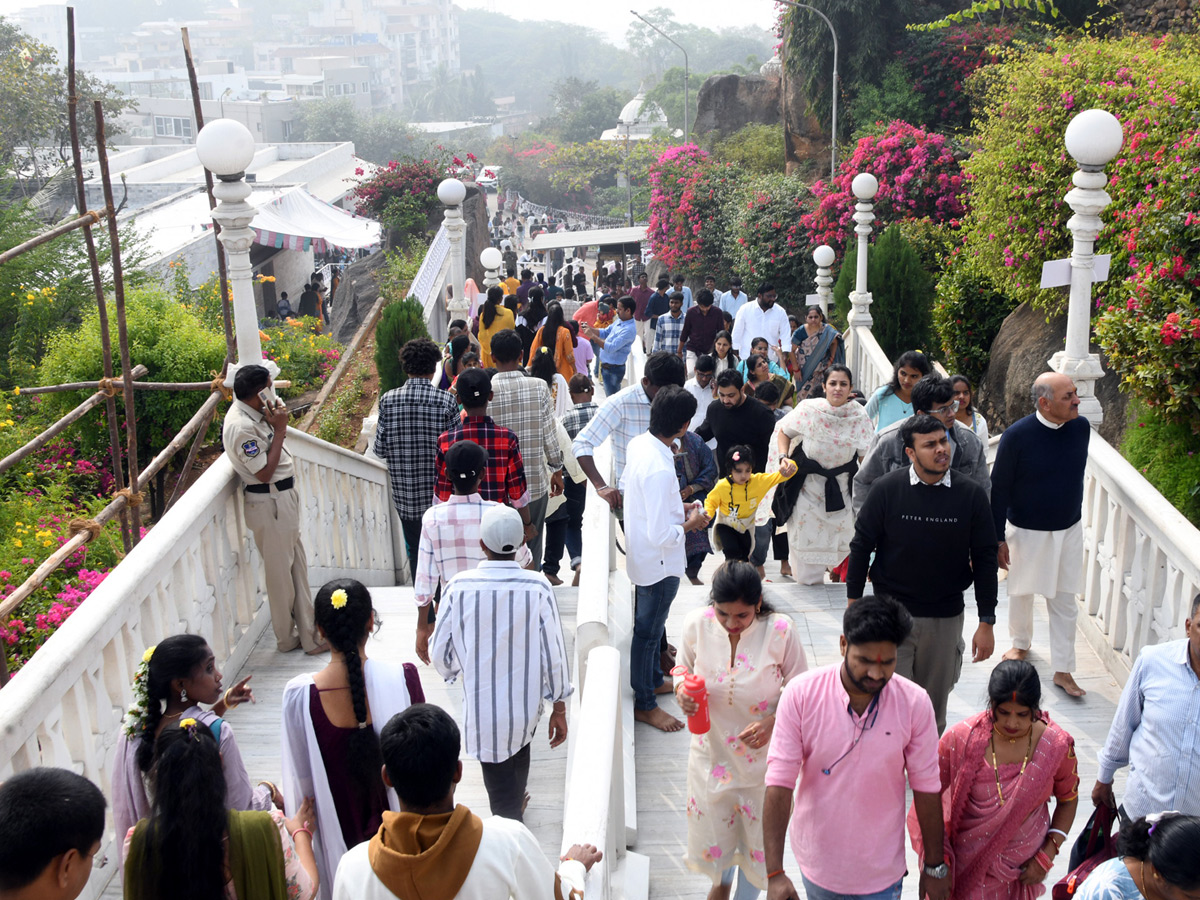 Huge Rush of Devotees At Hyderabad Birla Mandir on New Year Day Photos6