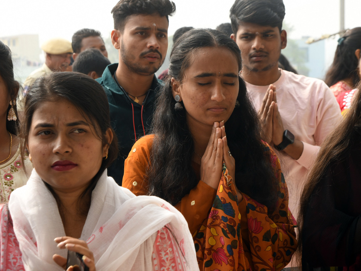 Huge Rush of Devotees At Hyderabad Birla Mandir on New Year Day Photos7
