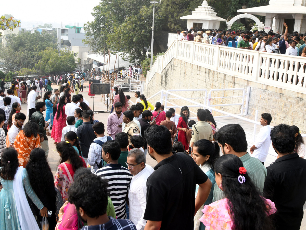 Huge Rush of Devotees At Hyderabad Birla Mandir on New Year Day Photos9