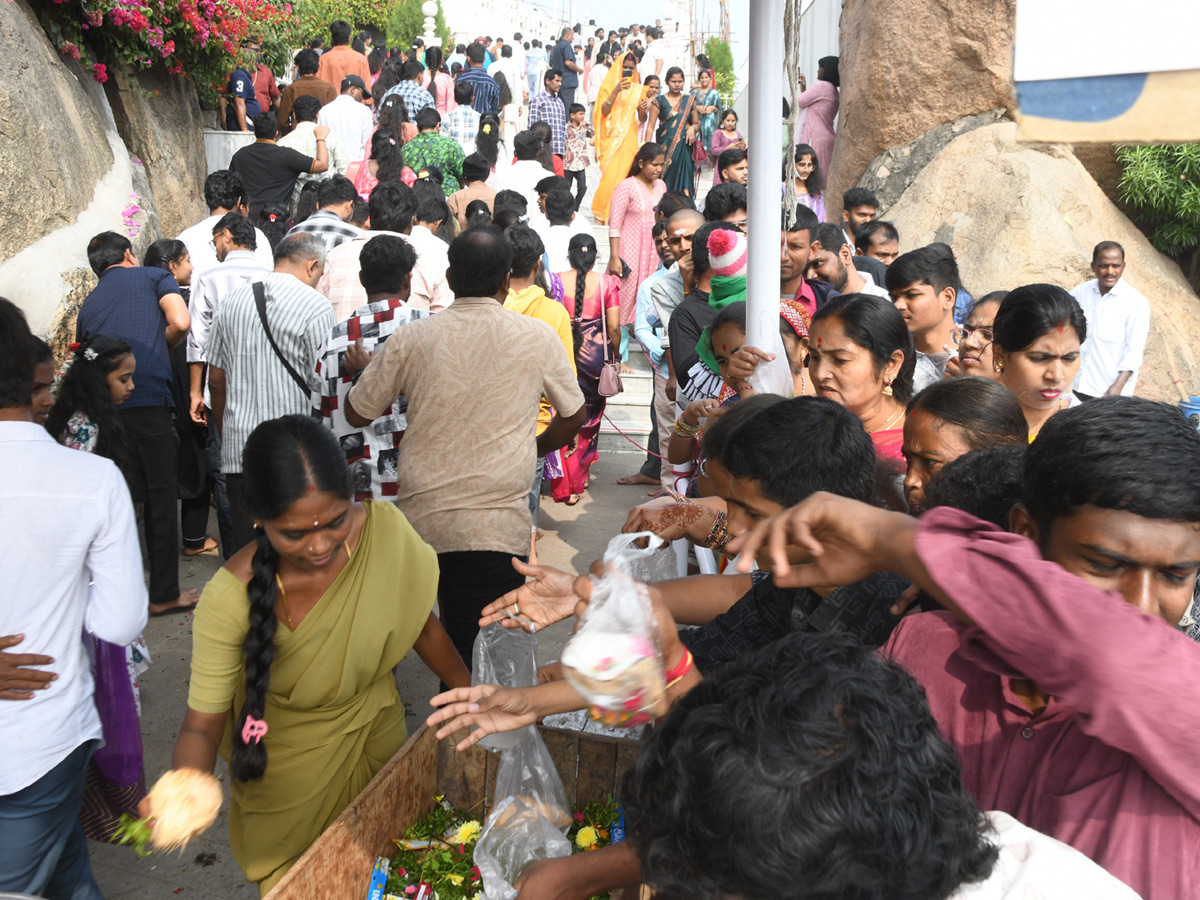 Huge Rush of Devotees At Hyderabad Birla Mandir on New Year Day Photos10