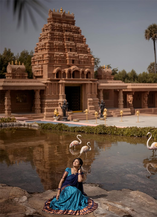 Tollywood Actress Eesha Rebba Traditional HD Photos15