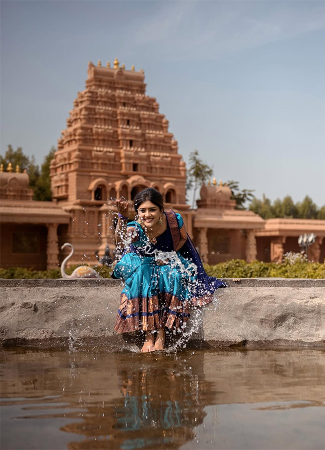 Tollywood Actress Eesha Rebba Traditional HD Photos17