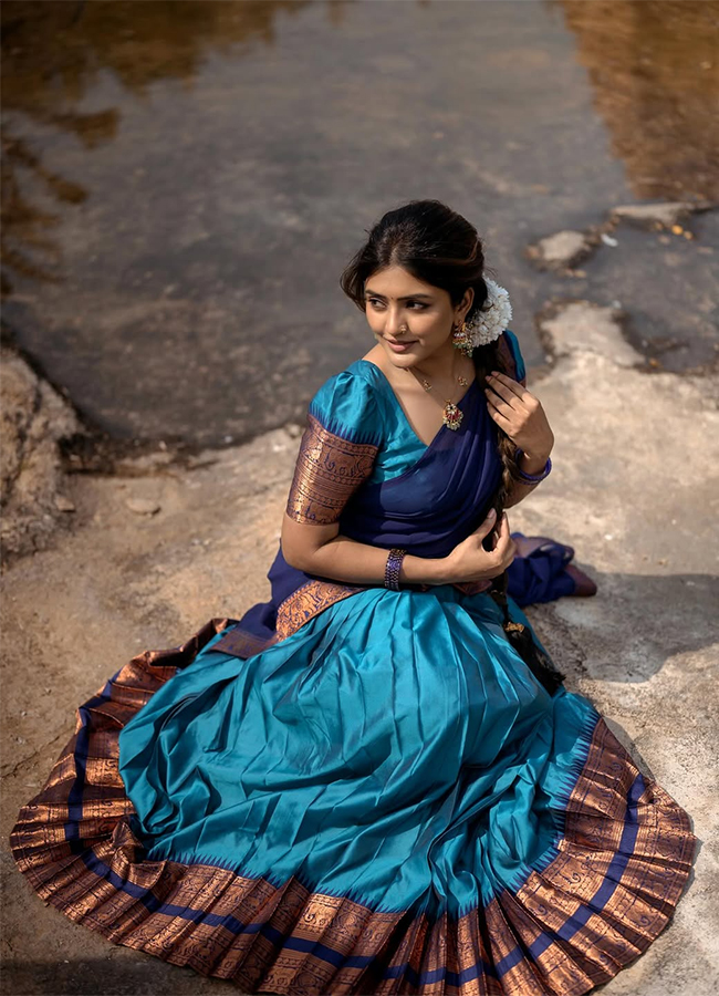 Tollywood Actress Eesha Rebba Traditional HD Photos3