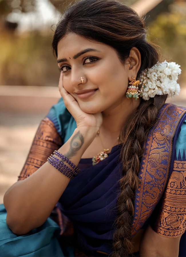 Tollywood Actress Eesha Rebba Traditional HD Photos4
