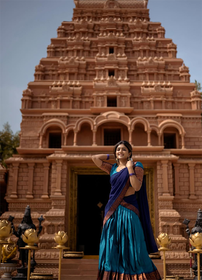 Tollywood Actress Eesha Rebba Traditional HD Photos9