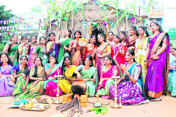 కోలాహలం.. ముందస్తు సంక్రాంతి సంబరాలు 1