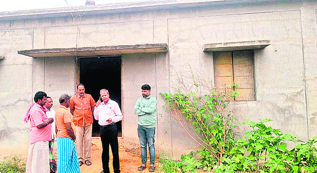 పోలీసు బందోబస్తుతో  యూరియా పంపిణీ 
2