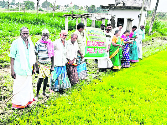 పోలీసు బందోబస్తుతో  యూరియా పంపిణీ 
3