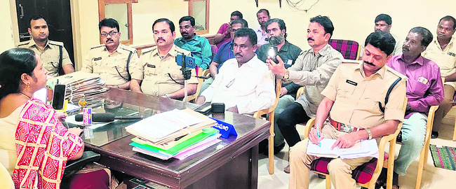 అధిక చార్జీలు వసూలు చేస్తే బస్సులు సీజ్‌  1