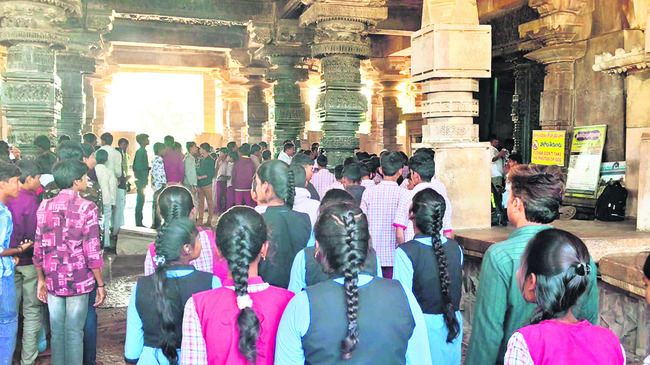 రామప్పలో భక్తుల సందడి
2