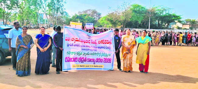 ట్రాఫిక్‌ నిబంధనలు పాటించాలి 
1