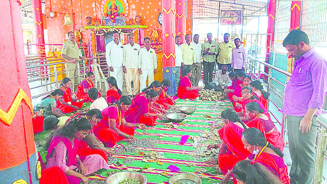 మెనూ ప్రకారం భోజనం అందించాలి
1