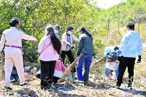 మహేంద్రగిరిపై చెత్త తొలగింపు1