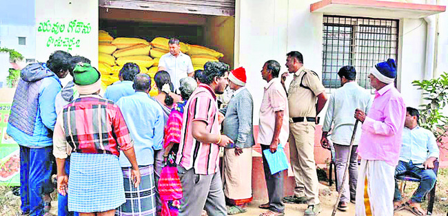 పోలీసు బందోబస్తుతో యూరియా పంపిణీ 1