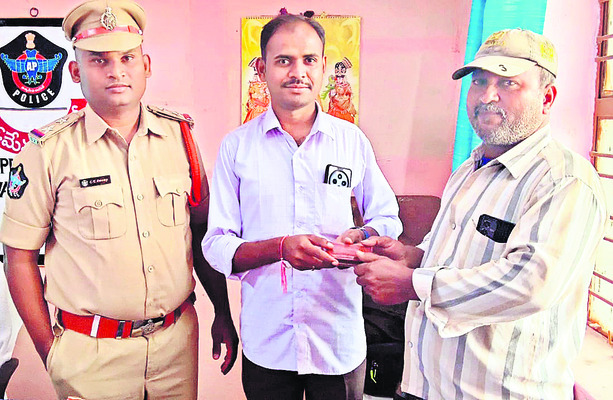 పోగొట్టుకున్న పర్సు అందజేత 1