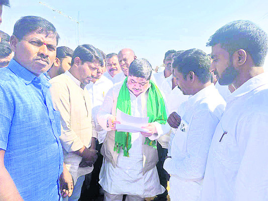 బస్సు కోసం మంత్రికి వినతి
2