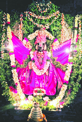 రాయి గరుడుడు అలంకరణలో శ్రీవారు  3