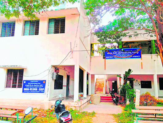 ● ప్రభుత్వ కార్యాలయాలతో ఆందోళన 2