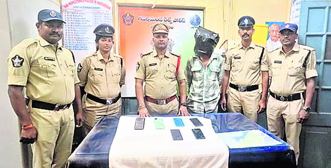 సెల్‌ఫోన్ల దొంగ అరెస్టు 2
