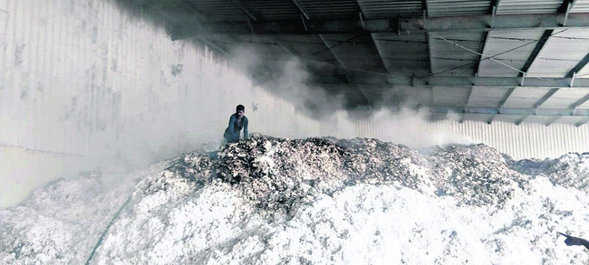 సీసీఐ కేంద్రంలో అగ్ని ప్రమాదం1