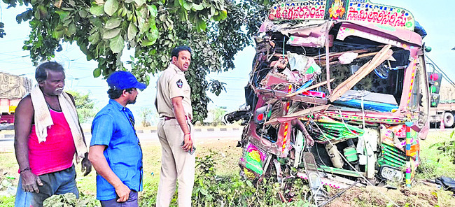ఆగి ఉన్న నీళ్ల ట్యాంకర్‌ను ఢీకొట్టిన లారీ 1