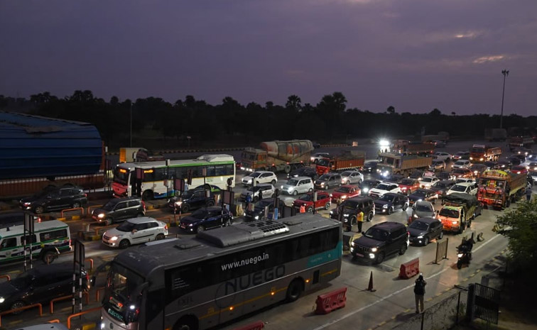 Heavy Traffic Jam In Vijayawada-Hyderabad Highway PHotos2