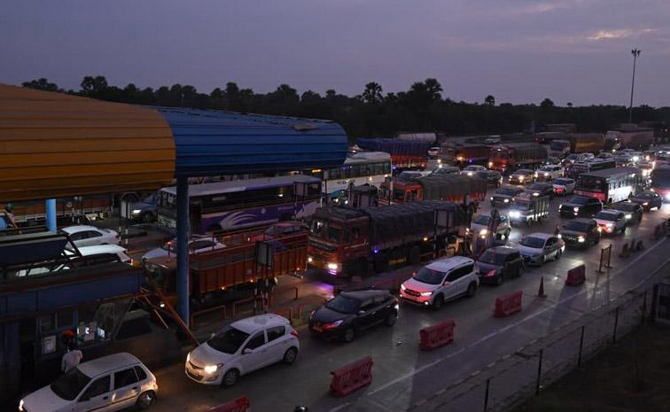 Heavy Traffic Jam In Vijayawada-Hyderabad Highway PHotos3