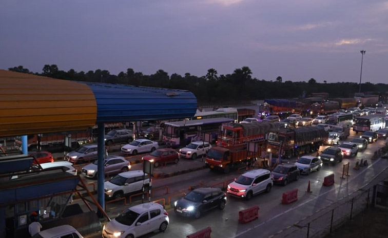 Heavy Traffic Jam In Vijayawada-Hyderabad Highway PHotos4