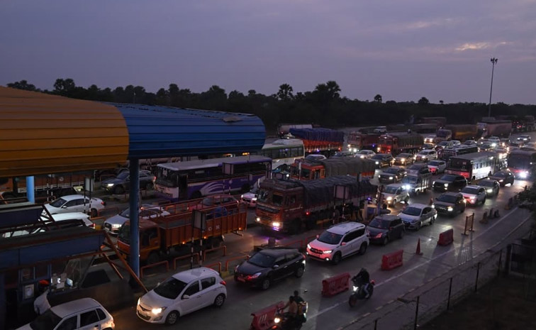 Heavy Traffic Jam In Vijayawada-Hyderabad Highway PHotos5