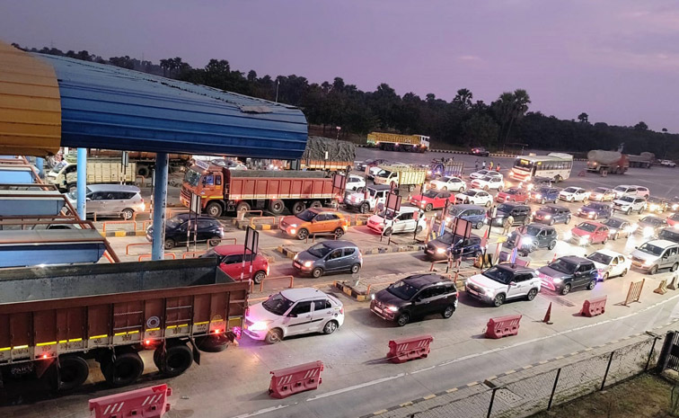 Heavy Traffic Jam In Vijayawada-Hyderabad Highway PHotos17