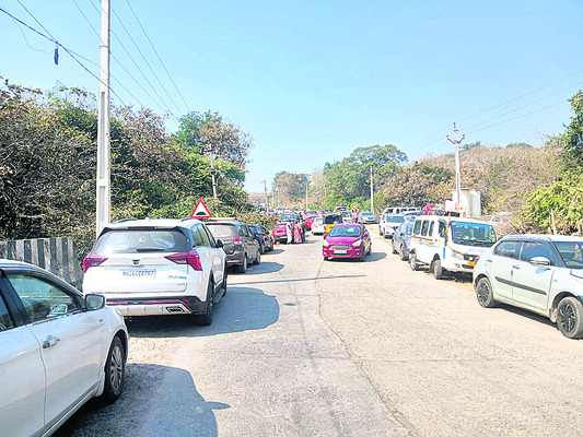 అంజన్న చెంత.. అవస్థల చింత1