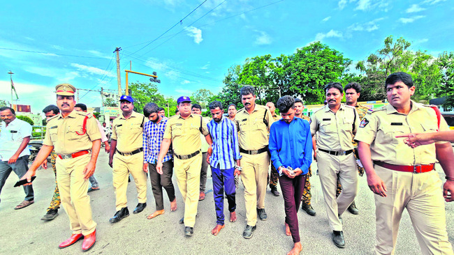 మహిళలపై రోజు రోజుకు పెరుగుతున్న వేధింపులు కట్టేసి కొట్ట1