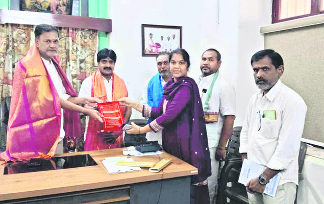 అలంపూర్‌ ఆలయాల బ్రహోత్సవాలకు ఆహ్వానం 
1