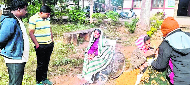 రోడ్డు ప్రమాదంలో అక్కాచెల్లెళ్లకు తీవ్ర గాయాలు 1