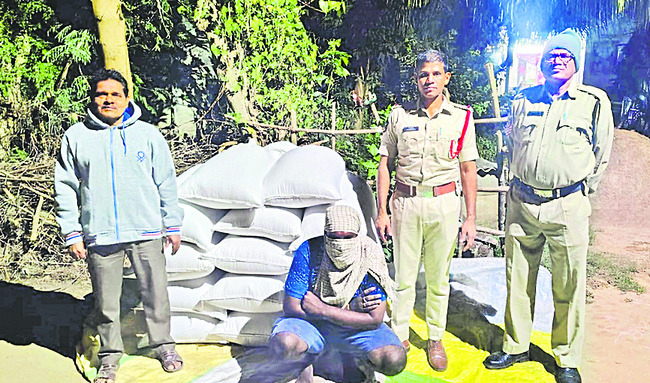 టన్ను రేషన్‌  బియ్యం స్వాధీనం 1