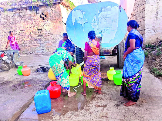 నీళ్లు లేవు.. పండుగకు పిలువం!1