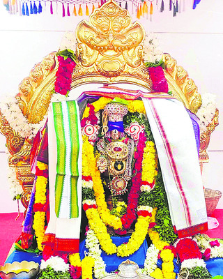 శ్రీనివాసుడి దర్శనానికి పోటెత్తిన భక్తులు2