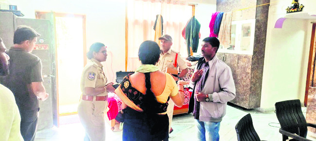 ఘాట్‌రోడ్డులో  ఆటో బోల్తా ..
1