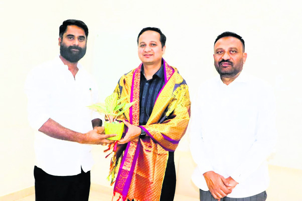 ఎస్పీని కలిసిన డీసీసీ అధ్యక్షుడు
2