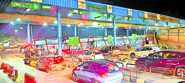 టోల్‌ప్లాజా వద్ద రద్దీ 1