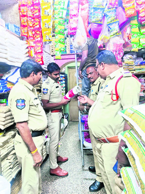 పతంగుల దుకాణాల్లో తనిఖీ1