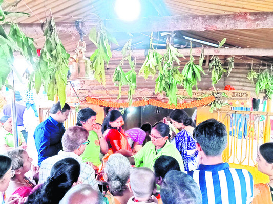 ఇసుక అక్రమ డంపులు
1