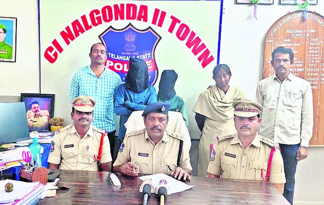 బస్సుల్లో నిద్రించే ప్రయాణికులే టార్గెట్‌1