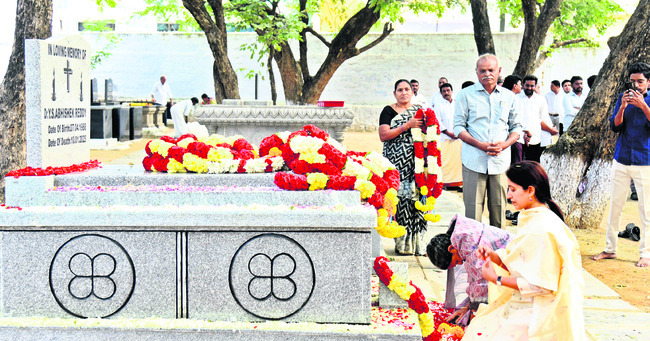 వైఎస్‌ అభిషేక్‌ రెడ్డికి నివాళి 2